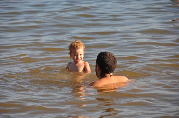 O Marco e o Arthur se refrescando no rio Tocantins, na Praia do Caju, em Palmas - TO